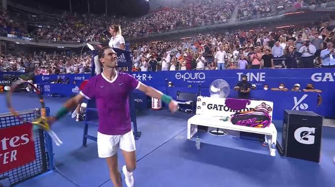 一位戴着圆 一位戴着圆