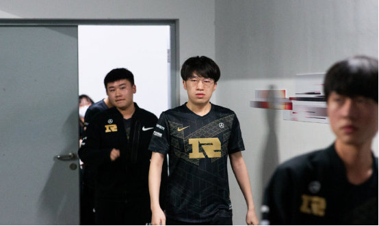 后腰补位迟 后腰补位迟